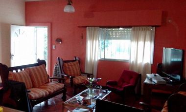 CASA CON DOS DORMITORIOS, BAÑO, LIVING-COMEDOR AMPLIO, COCINA, PATIO, PARRILLA, JARDIN, ENTRADA DE TRES AUTOS, TERRAZA MAS DEPOSITO