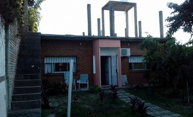 CASA CON DOS DORMITORIOS, BAÑO, LIVING-COMEDOR AMPLIO, COCINA, PATIO, PARRILLA, JARDIN, ENTRADA DE TRES AUTOS, TERRAZA MAS DEPOSITO