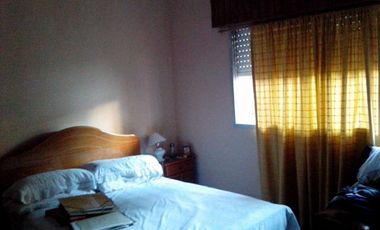 CASA CON DOS DORMITORIOS, BAÑO, LIVING-COMEDOR AMPLIO, COCINA, PATIO, PARRILLA, JARDIN, ENTRADA DE TRES AUTOS, TERRAZA MAS DEPOSITO