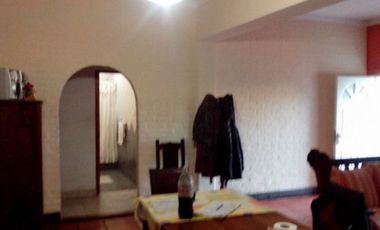 CASA CON DOS DORMITORIOS, BAÑO, LIVING-COMEDOR AMPLIO, COCINA, PATIO, PARRILLA, JARDIN, ENTRADA DE TRES AUTOS, TERRAZA MAS DEPOSITO