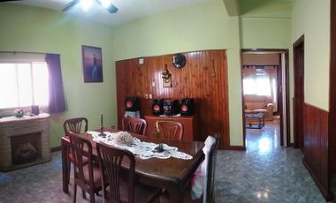 Chalet 3 dormitorios, en 2 plantas, 2 baños, quincho