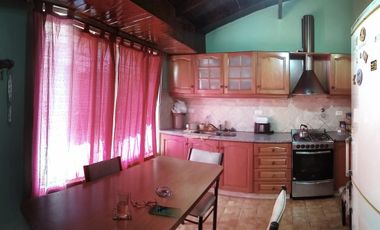Chalet 3 dormitorios, en 2 plantas, 2 baños, quincho