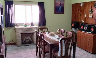 Chalet 3 dormitorios, en 2 plantas, 2 baños, quincho