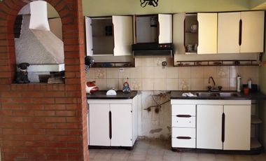 Chalet 3 dormitorios, en 2 plantas, 2 baños, quincho