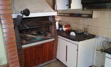 Chalet 3 dormitorios, en 2 plantas, 2 baños, quincho