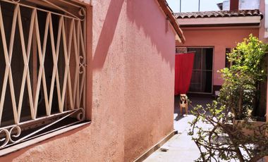 Chalet 3 dormitorios, en 2 plantas, 2 baños, quincho