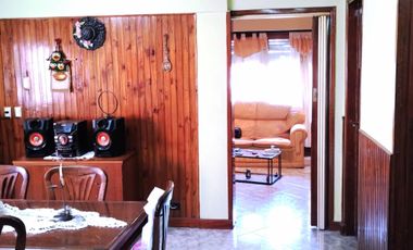 Chalet 3 dormitorios, en 2 plantas, 2 baños, quincho