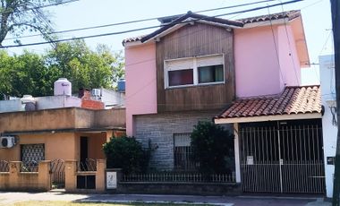 Chalet 3 dormitorios, en 2 plantas, 2 baños, quincho