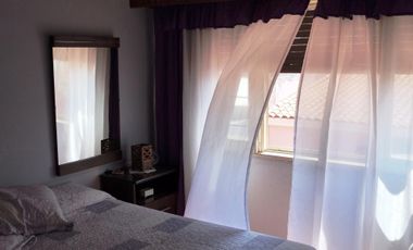 Chalet 3 dormitorios, en 2 plantas, 2 baños, quincho