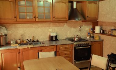 Chalet 3 dormitorios, en 2 plantas, 2 baños, quincho