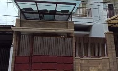 Dijual Rumah Siap Huni Dengan Bangunan 2 Lantai Di Jl. Kutisari Indah Utara, Surabaya
