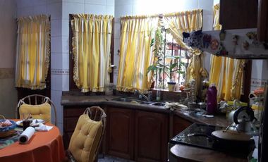 GVPROP VENDE CASA SOBRE AV. EN ZONA NORTE. LINDA PROPIEDAD DE 3 DOR EN 2 PLANTAS