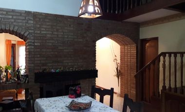 GVPROP VENDE CASA SOBRE AV. EN ZONA NORTE. LINDA PROPIEDAD DE 3 DOR EN 2 PLANTAS