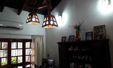 GVPROP VENDE CASA SOBRE AV. EN ZONA NORTE. LINDA PROPIEDAD DE 3 DOR EN 2 PLANTAS