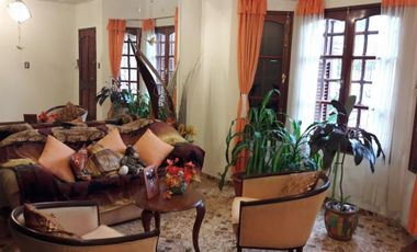 GVPROP VENDE CASA SOBRE AV. EN ZONA NORTE. LINDA PROPIEDAD DE 3 DOR EN 2 PLANTAS