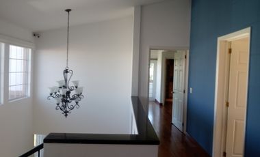 Residencia en renta con hermoso jardín en Los Robles