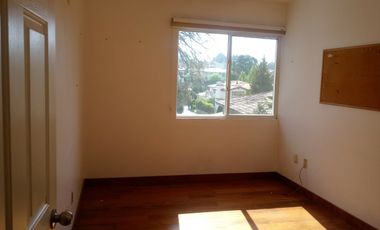 Residencia en renta con hermoso jardín en Los Robles