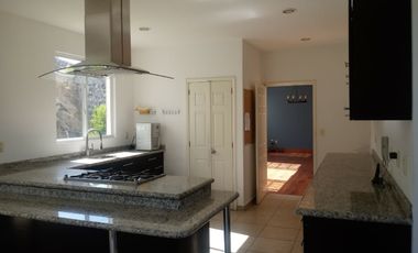 Residencia en renta con hermoso jardín en Los Robles