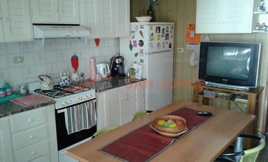 Propiedad horizontal compuesta: Casa en 2 plantas, Departamento y departamento a construir.
