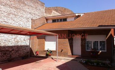 Propiedad horizontal compuesta: Casa en 2 plantas, Departamento y departamento a construir.