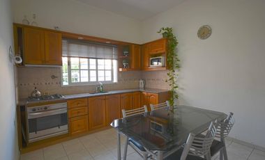 Venta casa americana en la mejor zona de Caseros