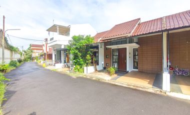 Rumah SHM 15 Menit ke Pamulang Square Hadap Selatan J-38261