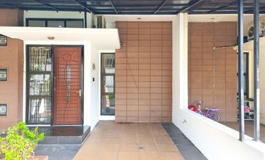 Rumah SHM 15 Menit ke Pamulang Square Hadap Selatan J-38261
