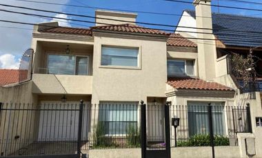 Casa  en Venta Villa Sarmiento / Moron (A120 3326)