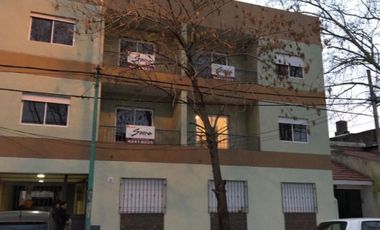 EXCELENTE DEPARTAMENTO DE 2 AMBIENTES CON COCHERA EN BANFIELD.