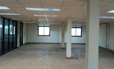 Rent a commercial building on the main road, building 4.5 floors, 3 booths, can register the company./48-CB-64006