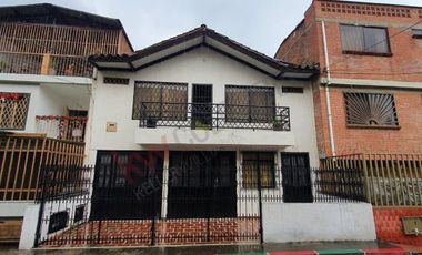 Casa de Dos Plantas Bifamiliar más Apartaestudio Barrio Las Delicias.209 M2.