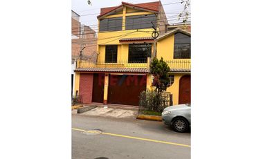 En Venta: Hermosa Casa De 3 Pisos Mas Azotea Frente A Parque En Urb. Ceres – Ate