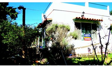 CASA EN AMPLIA ESQUINA