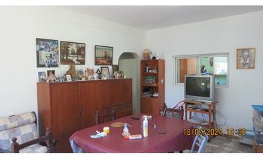 CASA EN AMPLIA ESQUINA