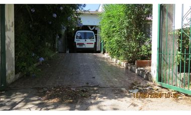 CASA EN AMPLIA ESQUINA