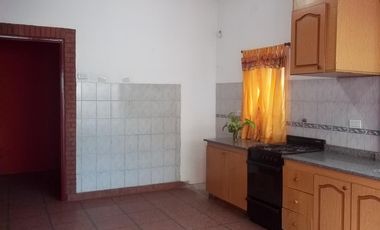 DEPARTAMENTO TIPO CASA 2 AMBIENTES EN ALQUILER ISIDRO CASANOVA.-
