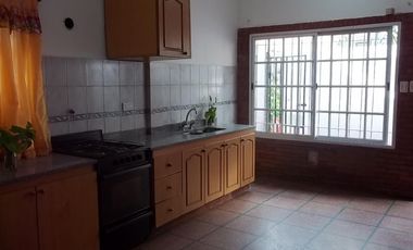 DEPARTAMENTO TIPO CASA 2 AMBIENTES EN ALQUILER ISIDRO CASANOVA.-