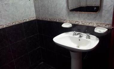DEPARTAMENTO TIPO CASA 2 AMBIENTES EN ALQUILER ISIDRO CASANOVA.-