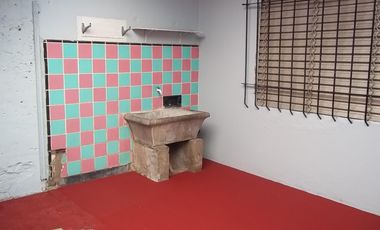 DEPARTAMENTO TIPO CASA 2 AMBIENTES EN ALQUILER ISIDRO CASANOVA.-