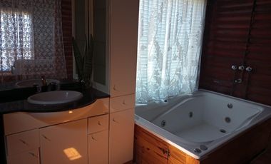 Vendo o permuto, casa quinta en la Juanita, impecable. Documentación perfecta