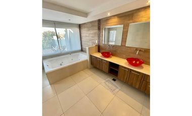 VENTA DE CASA RECICLADA CON PISCINA EN BARRIO STELLA MARIS