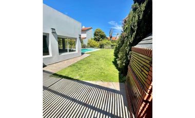 VENTA DE CASA RECICLADA CON PISCINA EN BARRIO STELLA MARIS