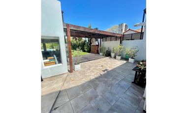 VENTA DE CASA RECICLADA CON PISCINA EN BARRIO STELLA MARIS