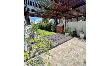 VENTA DE CASA RECICLADA CON PISCINA EN BARRIO STELLA MARIS