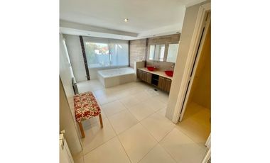 VENTA DE CASA RECICLADA CON PISCINA EN BARRIO STELLA MARIS