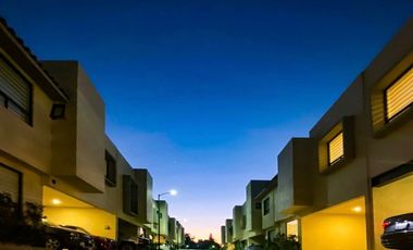 CASA EN VENTA CON ROOF Y ACABADOS RESIDENCIALES