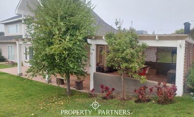 Espaciosa Casa en excelente barrio residencial