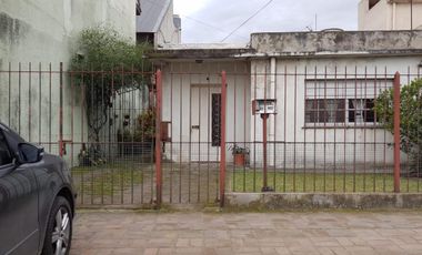 CASA 3 AMBIENTES EN QUILMES OESTE.
