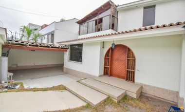 Casa como terreno, 2 pisos en Av. Lomas de La Molina, para PROYECTO