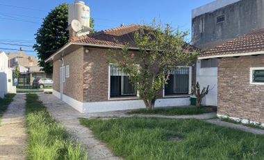 Casa con garage y jardín en Villa España